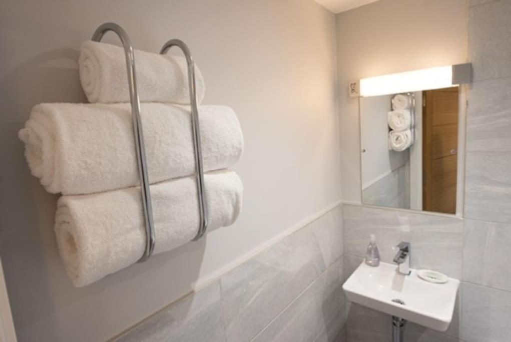 Beautiful, Spacious 1 Bed Flat เบรนท์วูด ภายนอก รูปภาพ